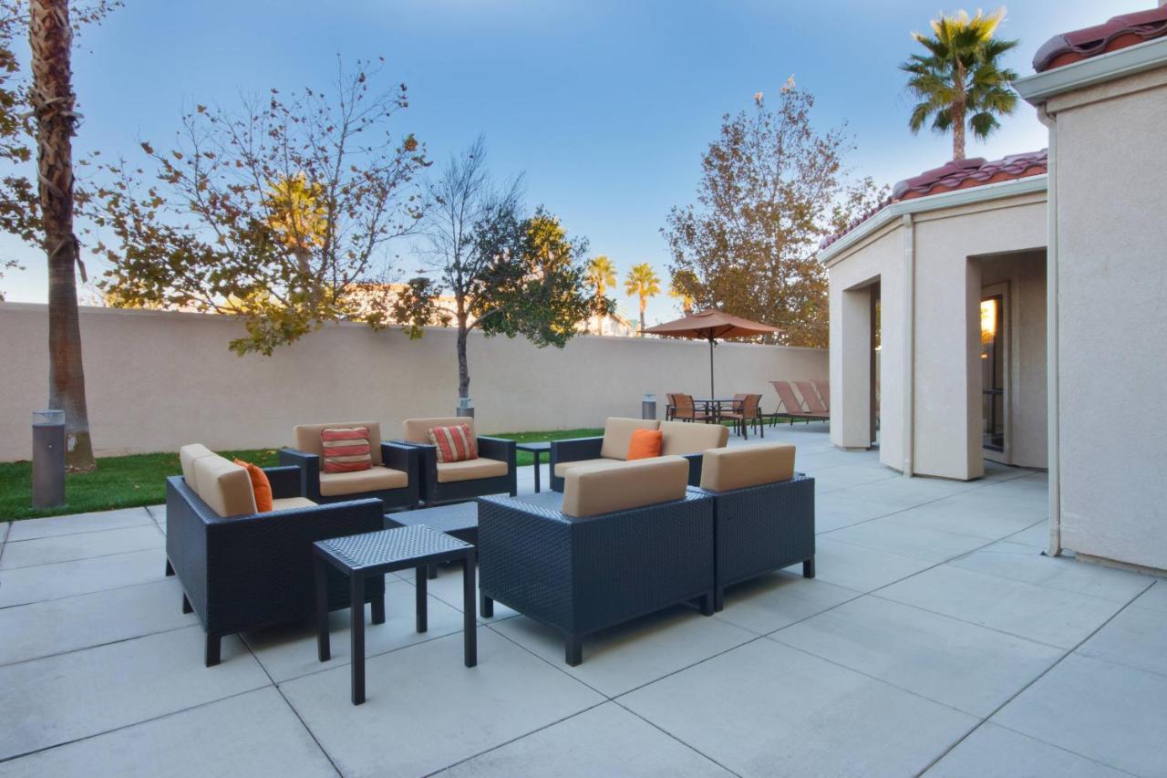 Courtyard By Marriott Palmdale Hotel Exterior photo